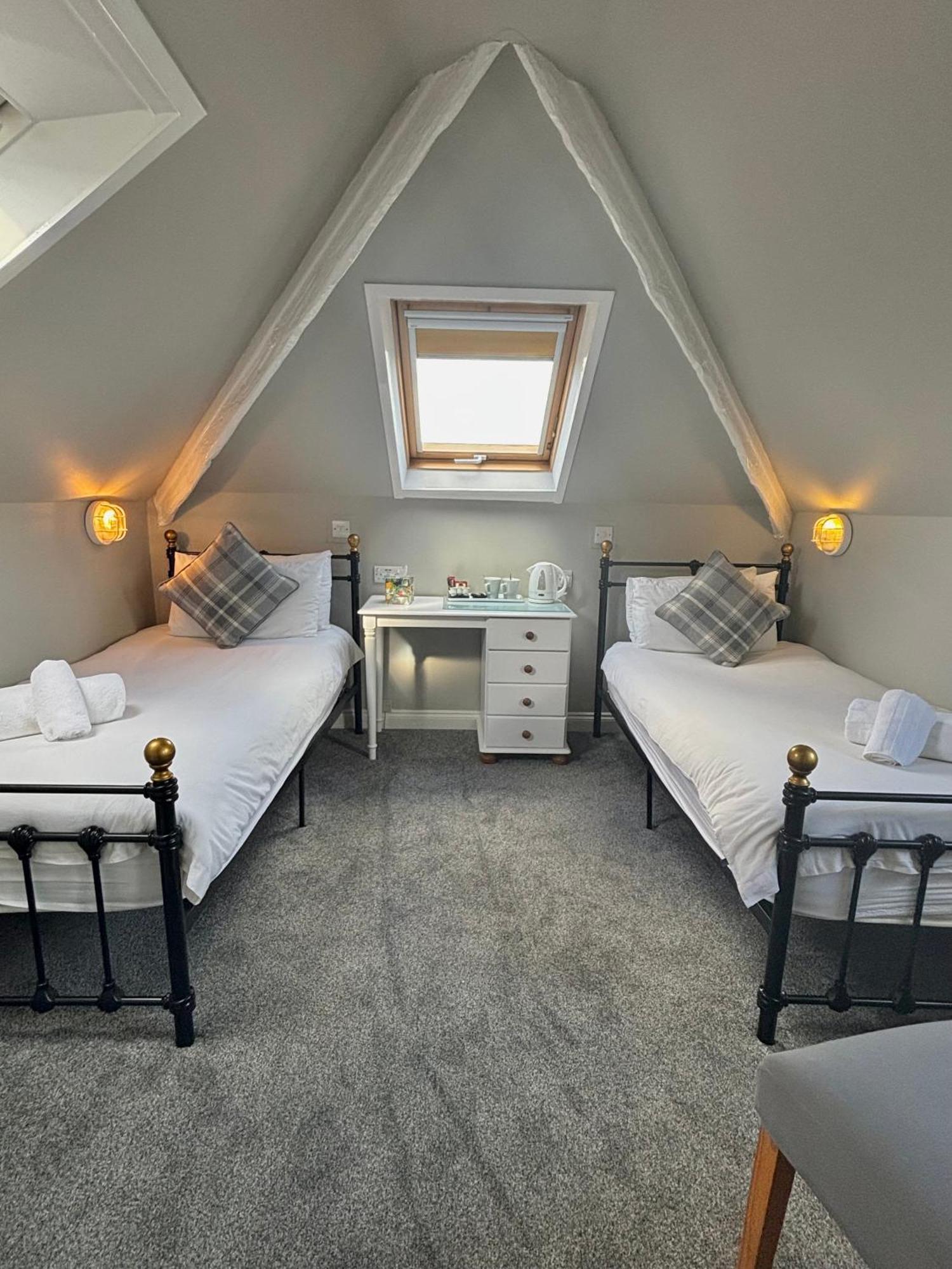 The Seacliffe - Whitby Hotel Bagian luar foto